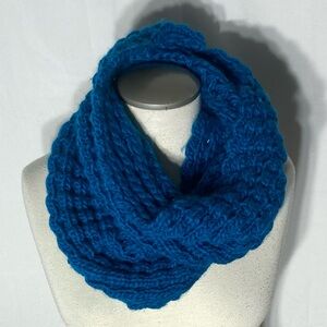 5/$25 Old Navy Chunky Cozy Blue Knit Infinity Scarf